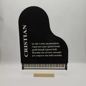 Targa in plex forma pianoforte con base in legno personalizzata con frase
