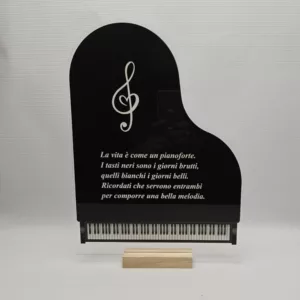 Targa in plex forma pianoforte con base in legno personalizzata con frase - immagine 2