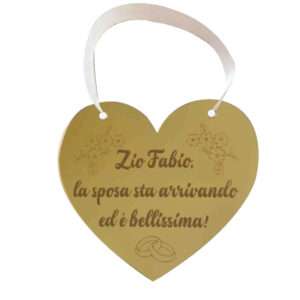 Targa in plex forma cuore personalizzata arriva la sposa idea accessorio matrimonio