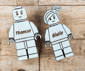Calamita in legno omino lego idea fine festa bambini personalizzabili con nome - immagine 2