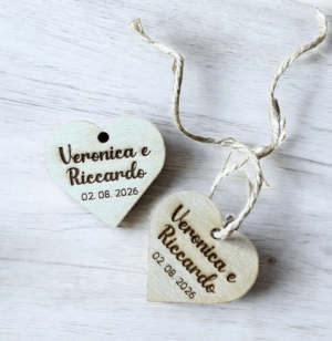 Tag cuore in legno inciso personalizzabile per bomboniere eventi - immagine 2