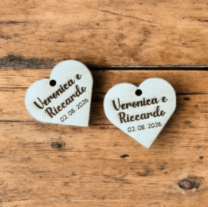 Tag cuore in legno inciso personalizzabile per bomboniere eventi - immagine 3