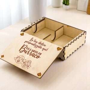 Scatola porta carte da gioco in legno personalizzabile con frase o dedica incisa - immagine 2