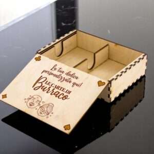 Scatola porta carte da gioco in legno personalizzabile con frase o dedica incisa - immagine 4