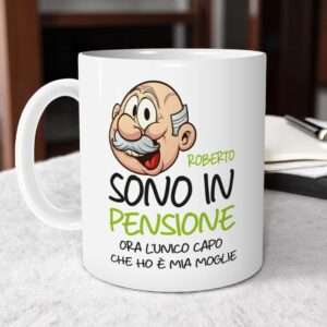 Tazza idea regalo pensione personalizzata con frase ora l’unico capo che ho è mia moglie - immagine 2