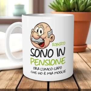Tazza idea regalo pensione personalizzata con frase ora l’unico capo che ho è mia moglie - immagine 3