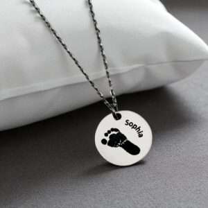 Collana personalizzata ad incisione con piedino e nome idea regalo per neomamma o neopapà - immagine 2