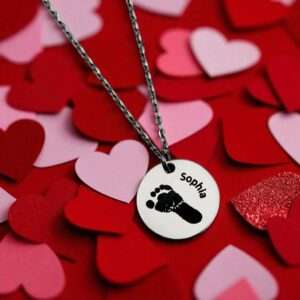 Collana personalizzata ad incisione con piedino e nome idea regalo per neomamma o neopapà - immagine 3